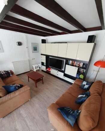 Sitzecke mit 2 Sofa's TV , deutsche Programme/NL Programme