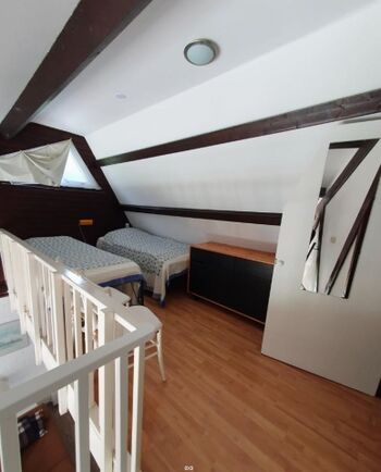 offene Galerie mit 2 Einzelbetten
