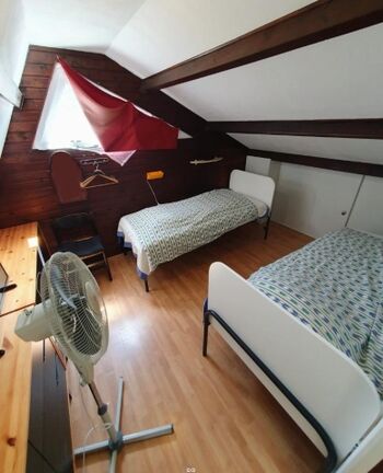 Schlafzimmer mit 2 Einzelbetten und TV