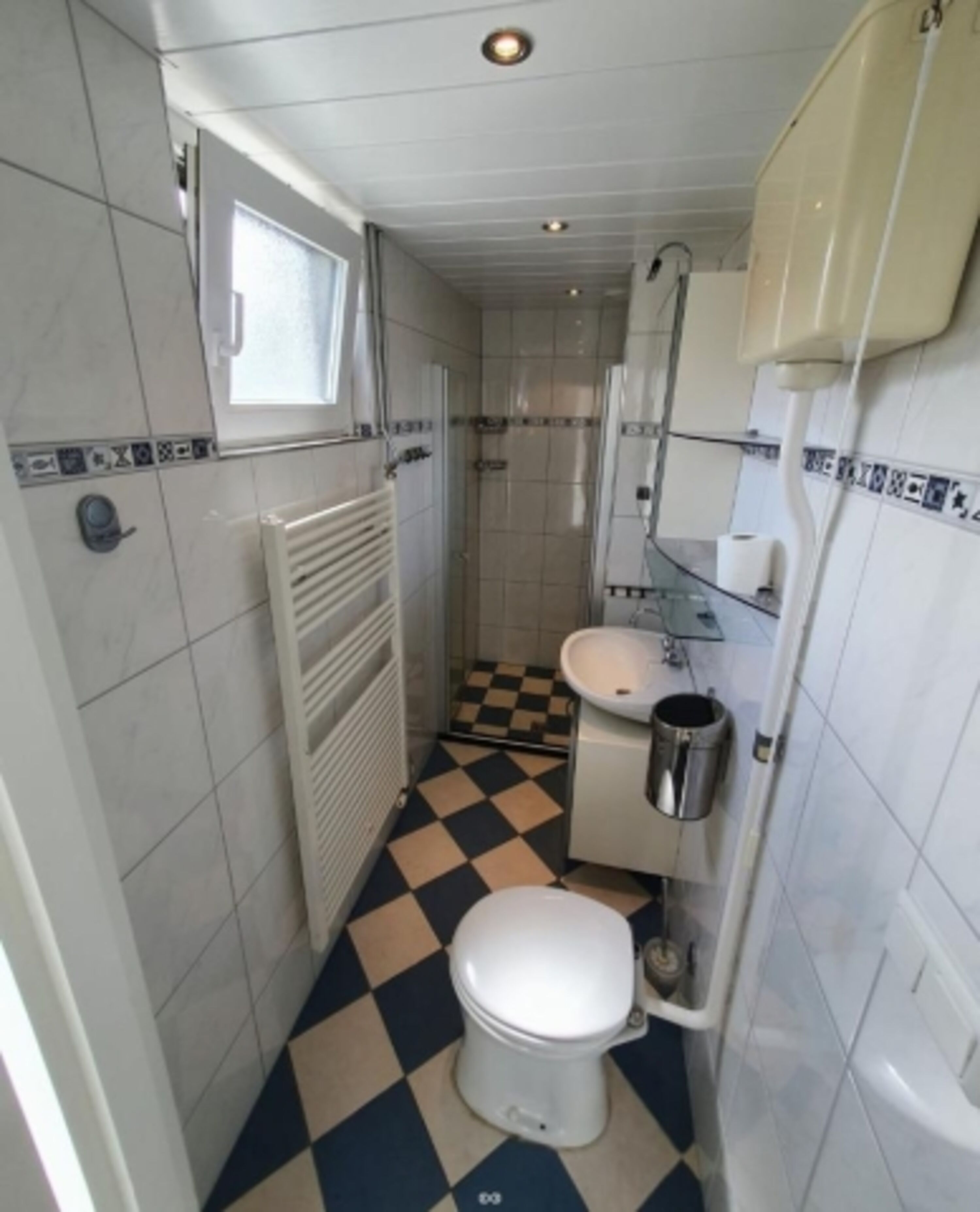 Badezeimmer mit Dusche/WC/Waschbecken