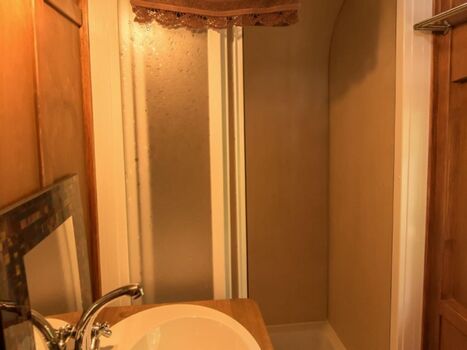 Badezimmer mit Dusche