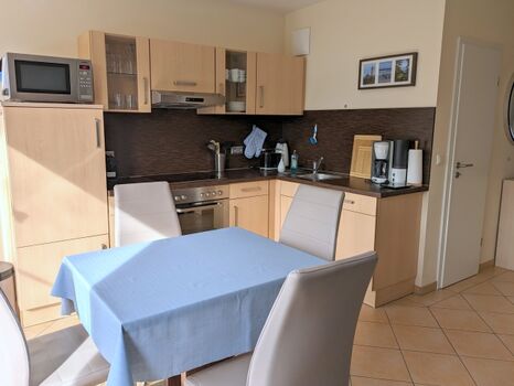 Voll ausgestattete Küche mit Geschirrspüler und Backofen