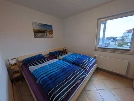 Schlafzimmer mit großem Doppelbett (2x2m)