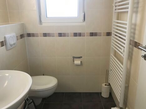 ... mit Fenster und Handtuchheizkörper