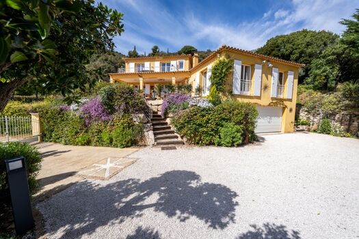 großzügige Parkmöglichkeiten