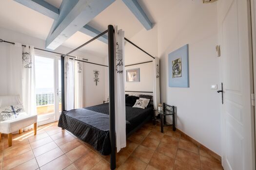 Himmelbettzimmer mit Ausgang zum Balkon