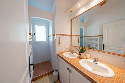 Badezimmer zu den beiden unteren Schlafzimmern