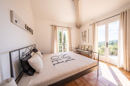 Schlafzimmer Erdgeschoss mit Ausgang zur Terrasse