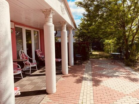 Ferienhaus Sonnenschein - Frontseite mit Garten