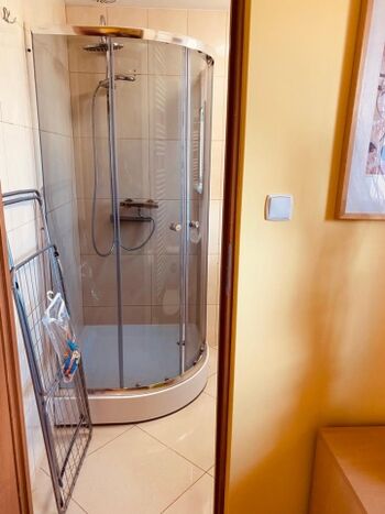 Badezimmer mit Dusche