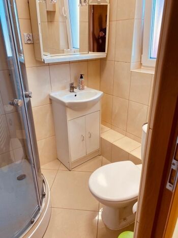 Badezimmer mit Dusche und WC