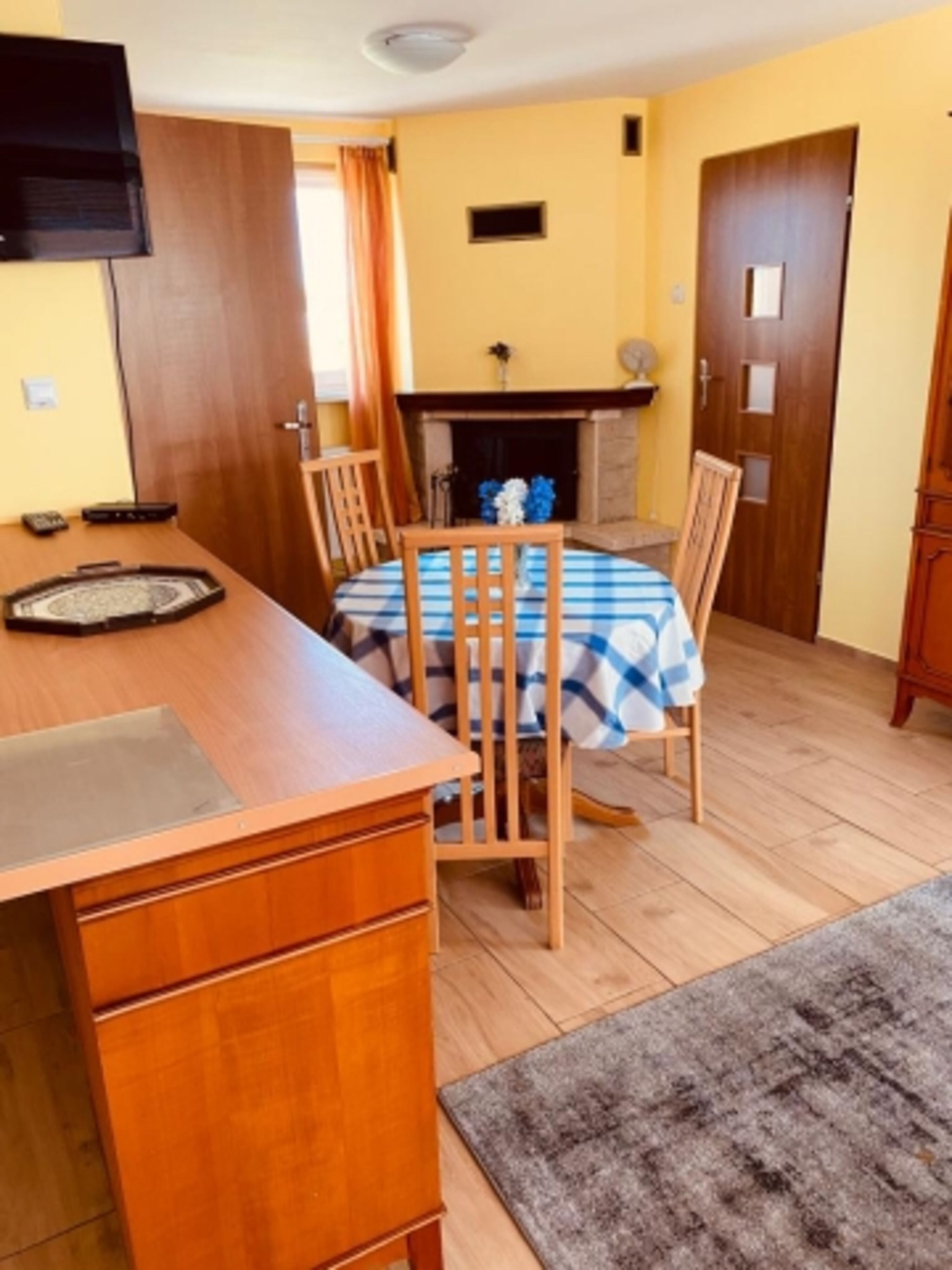 Wohnzimmer mit Kamin
