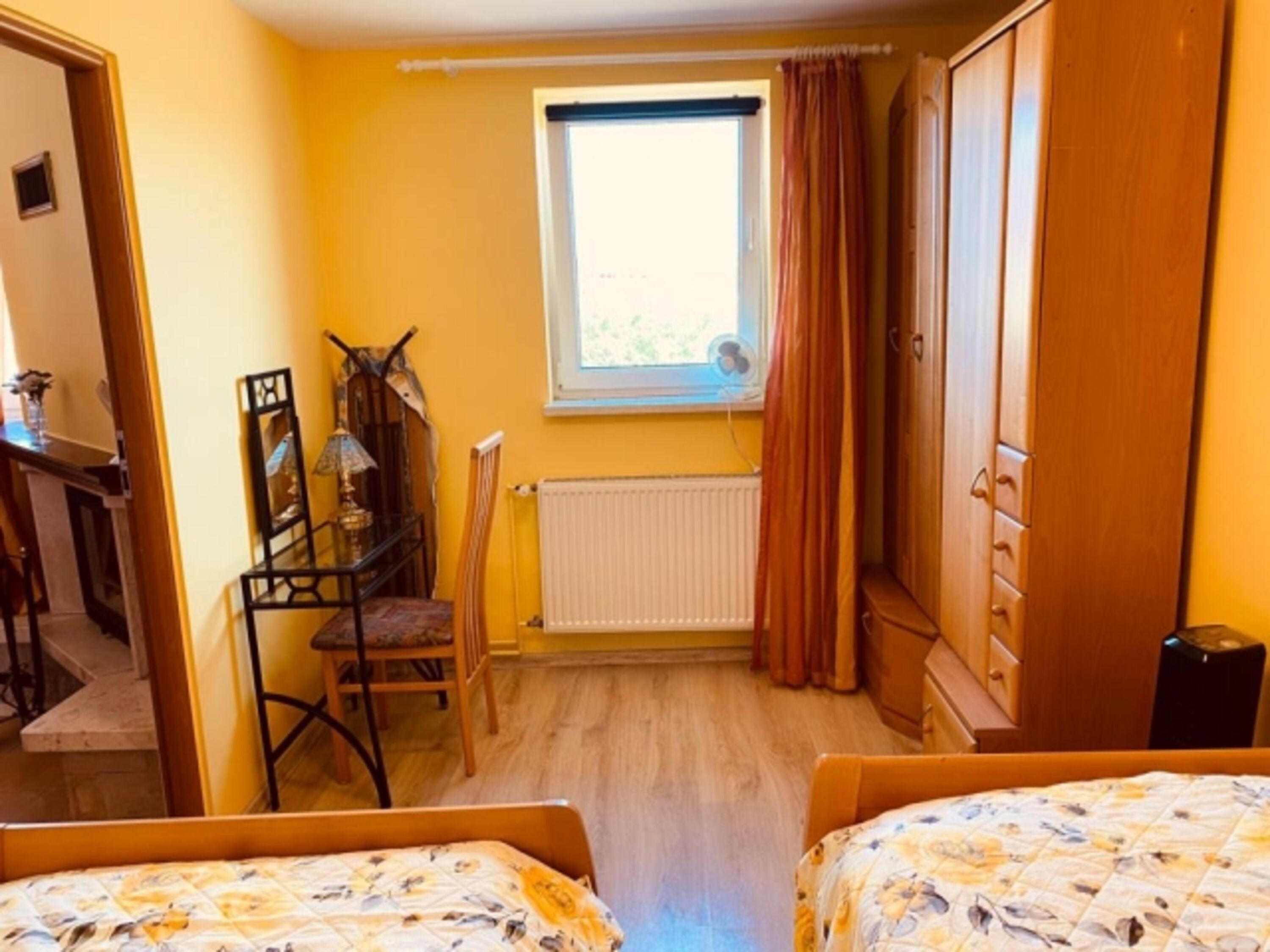 Wohnzimmer mit Kamin