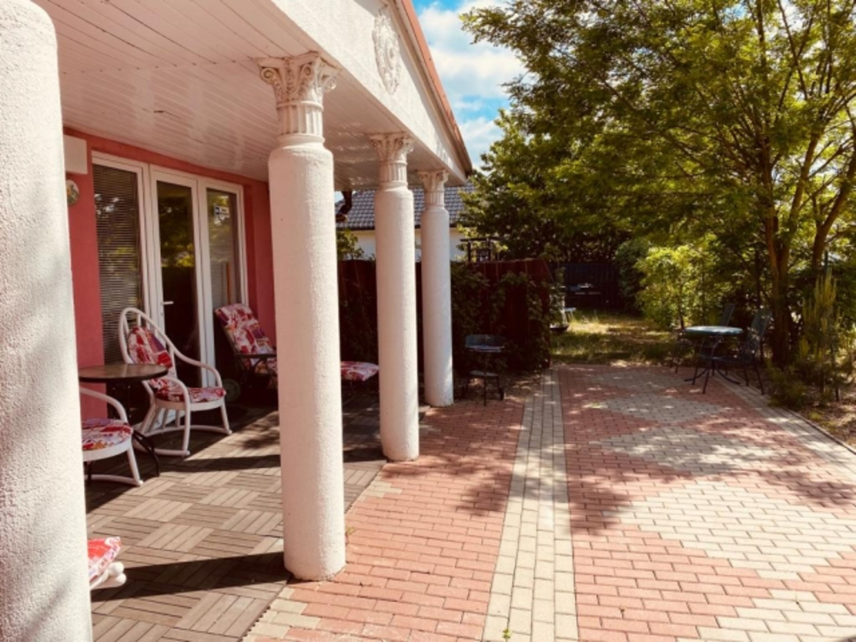 Ferienhaus Sonnenschein - Frontseite mit Garten
