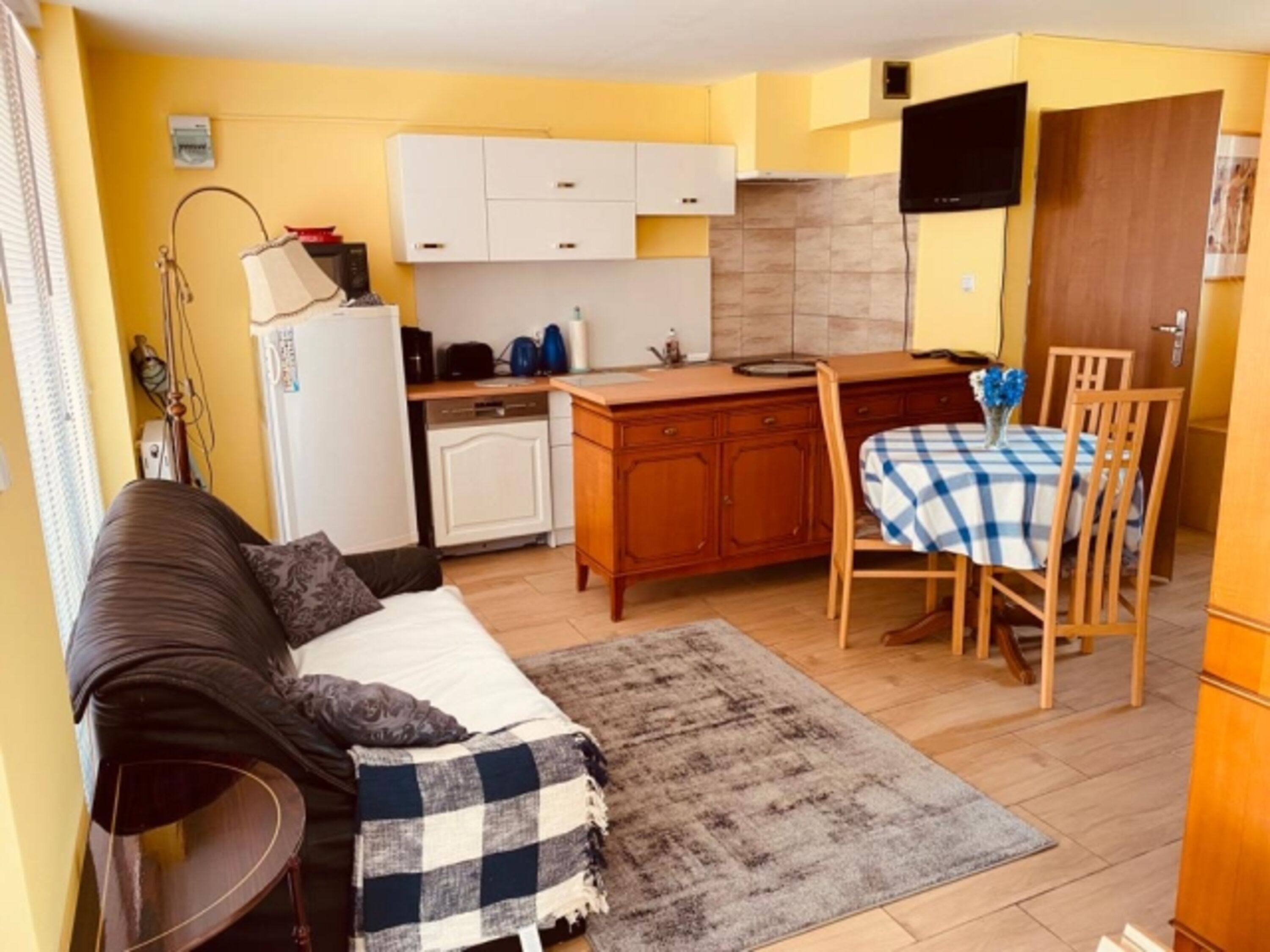 Wohnzimmer mit Einbauküche