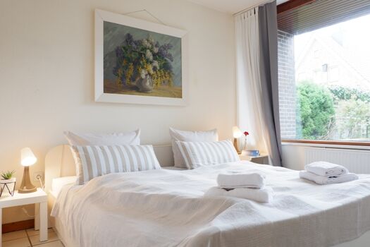 Schlafzimmer mit großem Doppelbett (200x200cm)