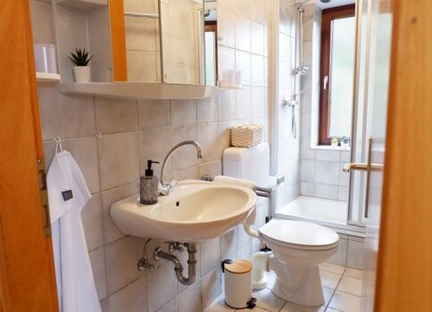 Kleines Badezimmer mit Fenster