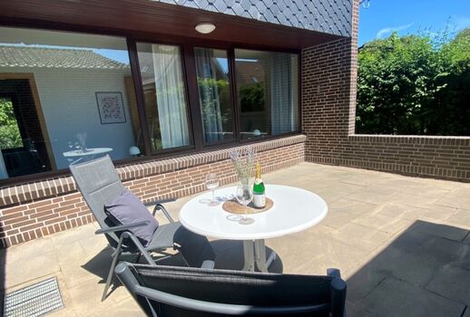 Große Terrasse mit Blick ins Grüne