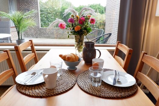 Essbereich am großen Fenster zur Terrasse