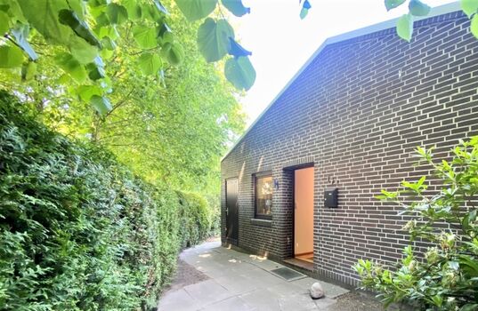 Hauseingang im Grünen mit Zugang zum Fußweg ins Zentrum