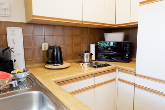 Küche mit Herd, Mini-Backofen und Kühlschrank