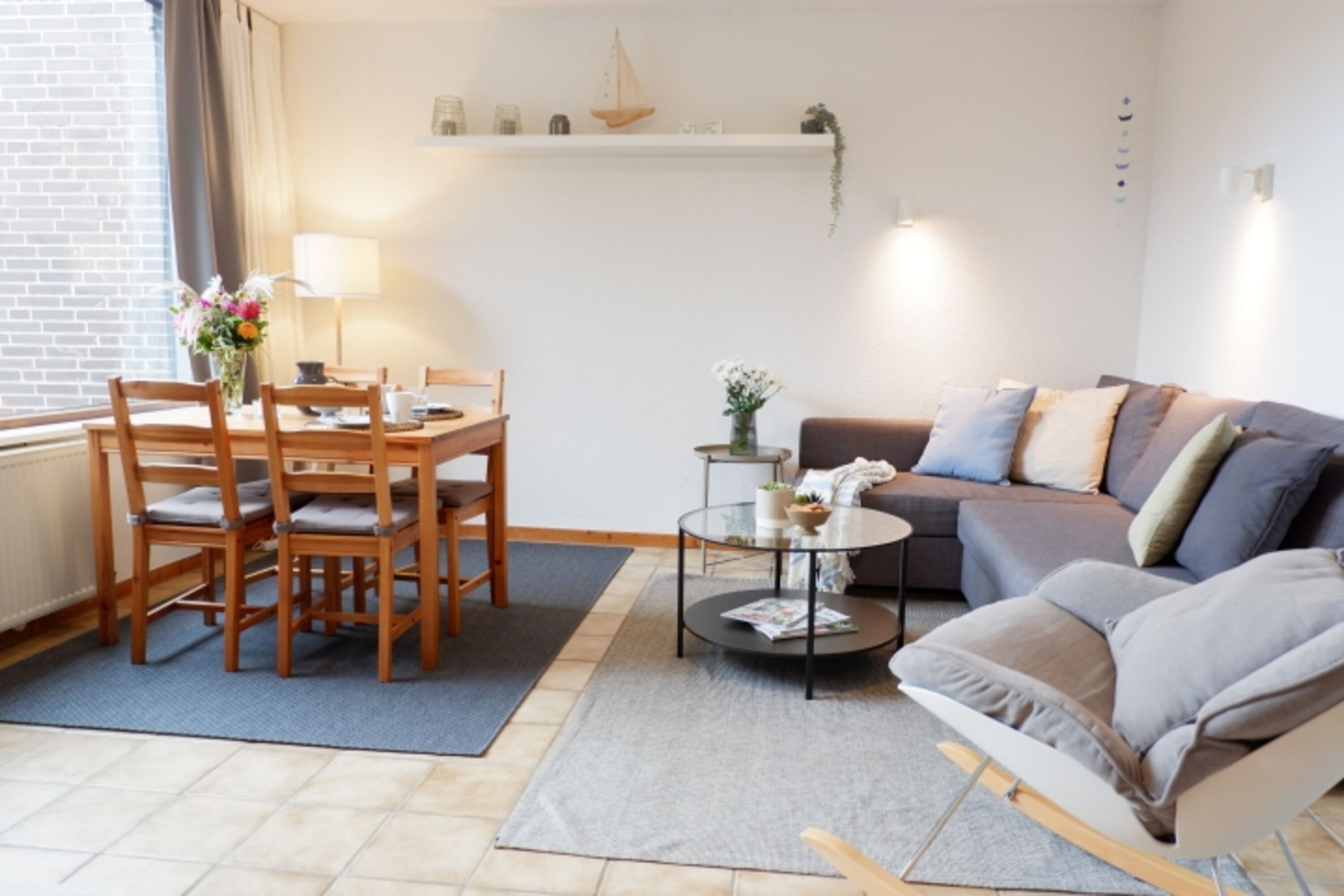 Helles Wohn-/Esszimmer mit Terrassenzugang