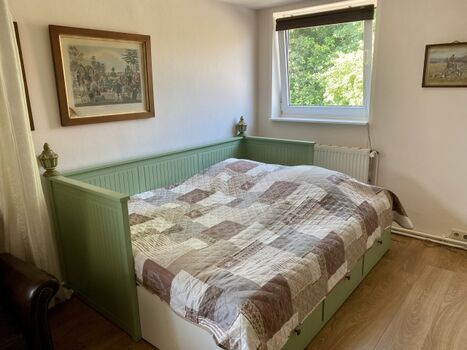 Englisches Schlafzimmer mit Vorhängen 1 te Etage