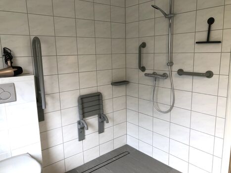 Dusche mit adaptiver Ausstattung