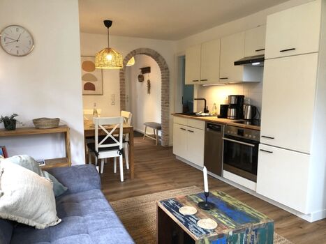 Blick auf Essbereich und Küche