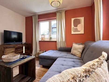 Ecksofa mit Kissen und Decken