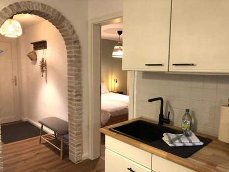 Küche mit Blick ins Schlafzimmer und Flur