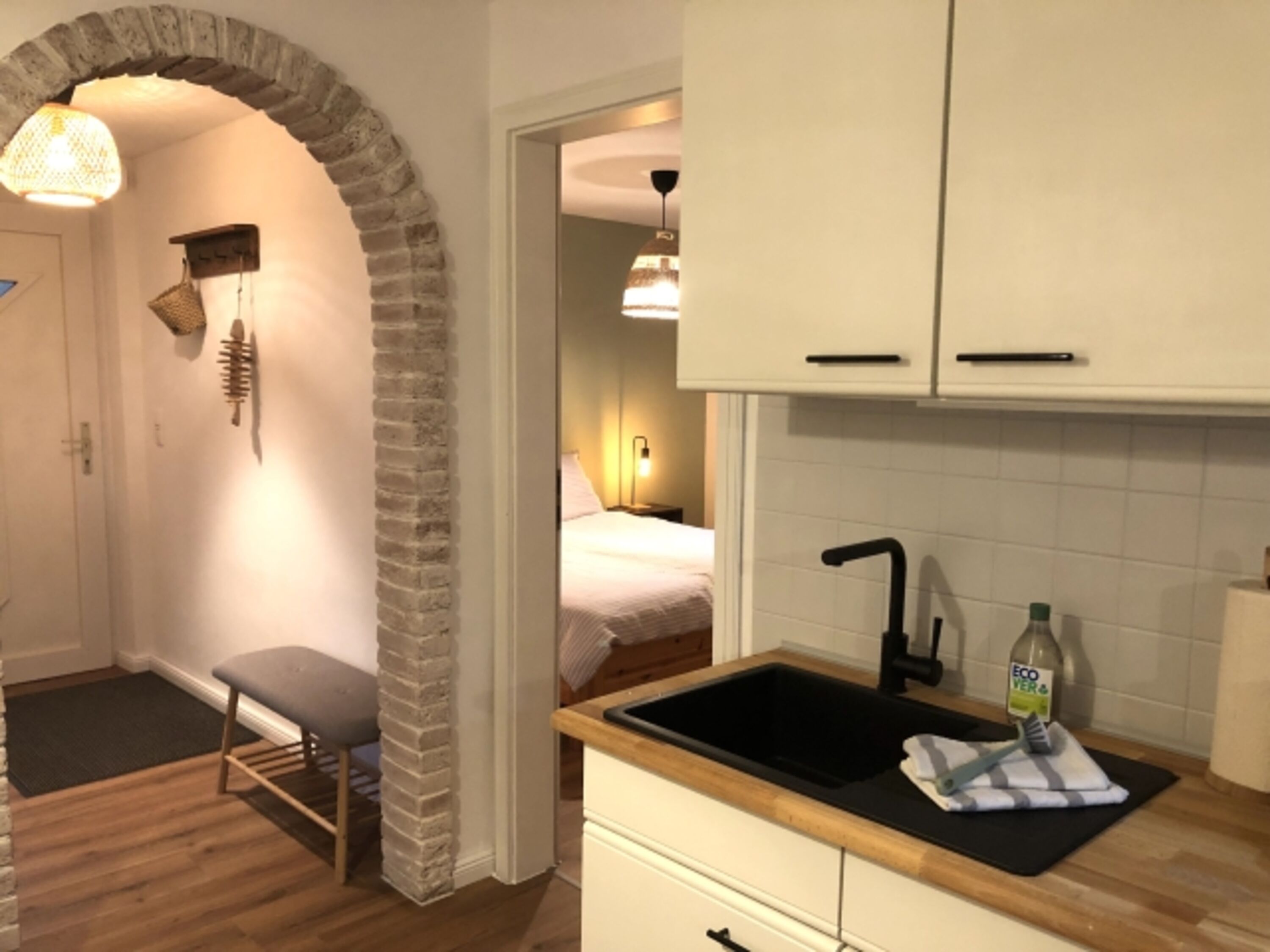 Küche mit Blick ins Schlafzimmer und Flur