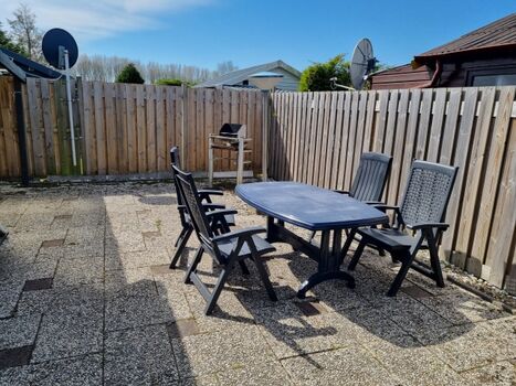 Terrasse mit Gartenmöbel und Grill