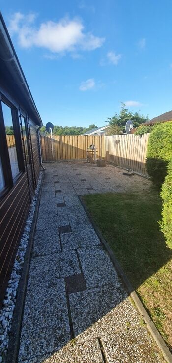 Terrasse und kleine Liegewiese (Sichtgeschützt zum Gang)