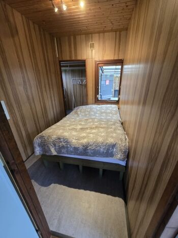 Schlafzimmer 1 mit angrenzenden Ankleide/Abstellraum