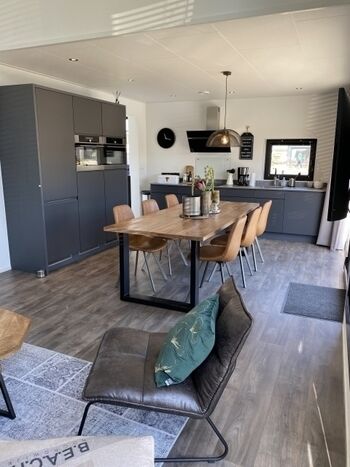 Großer Wohn-Essbereich mit voll ausgestatter Küche 