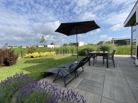 großes Grundstück mit Terrasse und Garten