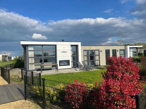 Komplett eingezäunt mit Törchen zum eigenen Steg