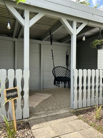 Entspannt schaukeln im Garten