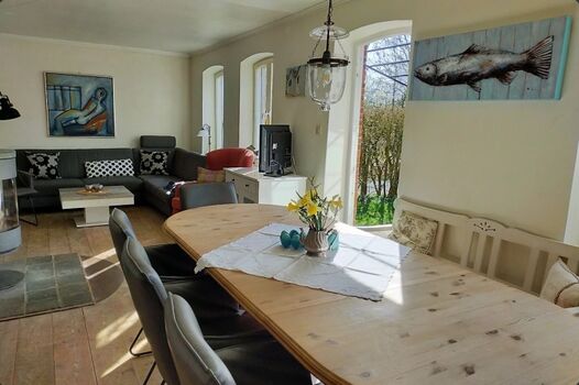 Wohnzimmer, Essplatz und Sofaecke