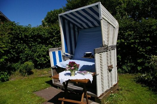 Strandkorb im Vorgarten