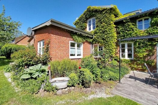 Hausansicht vom Garten