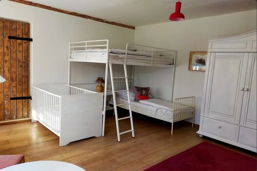 Kinderzimmer 3 Bett-Zimmer und Babybett