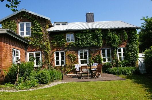 Hausansicht vom Garten