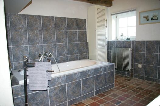 Badezimmer mit Fußbodenheizung unten