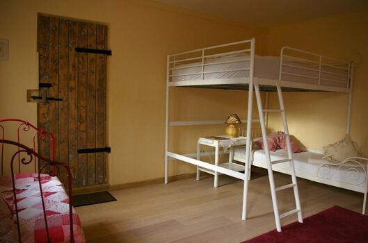 Kinderzimmer 3 Bett-Zimmer  unten