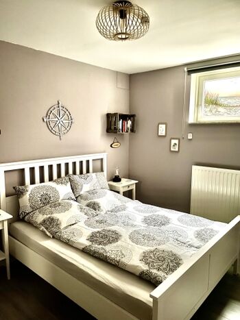 Das erste Schlafzimmer mit Doppelbett