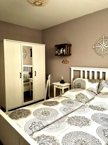 Viel Stauraum im großen Kleiderschrank