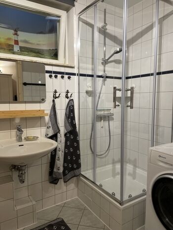 Dusche und Waschtrockner