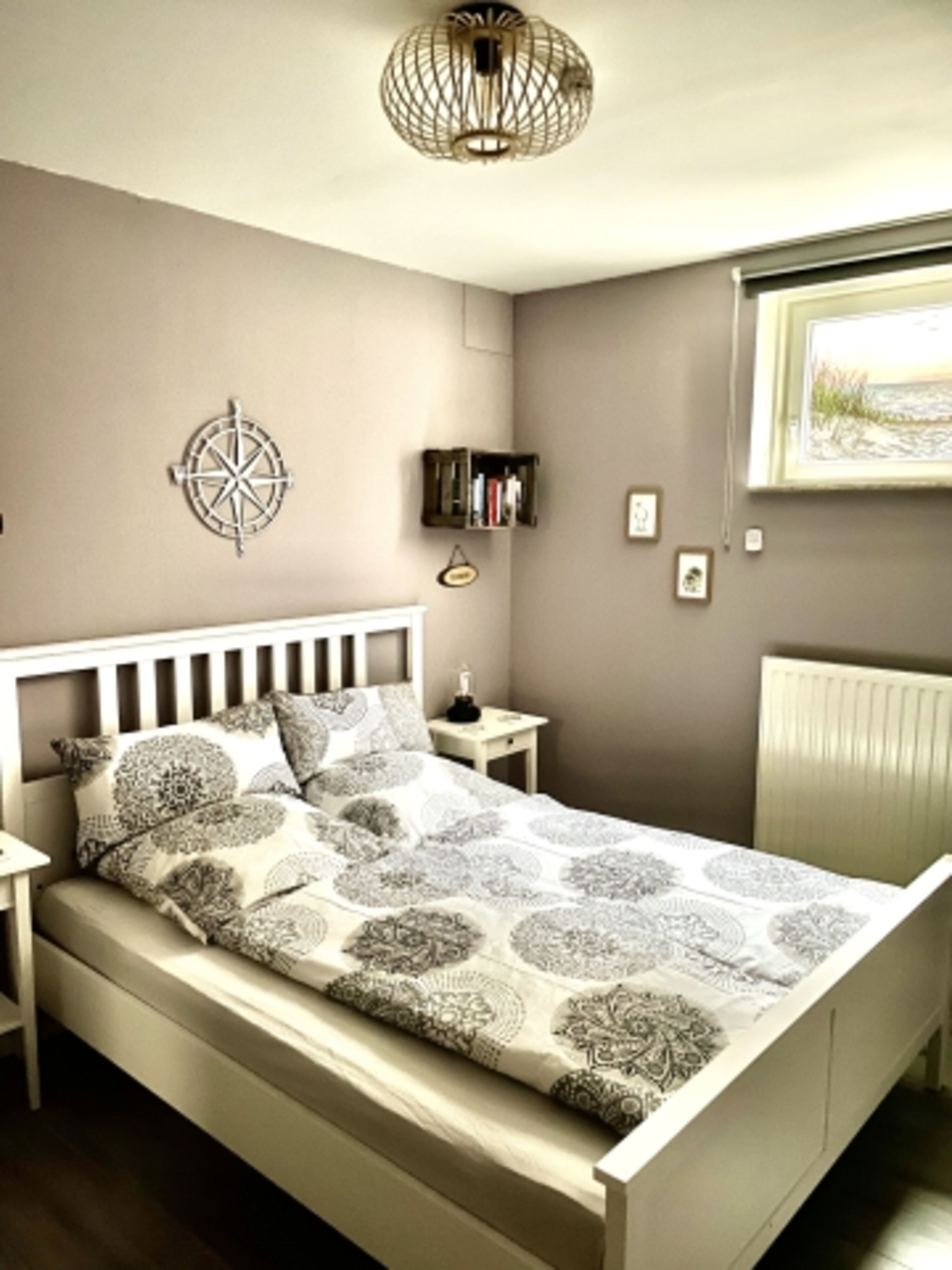 Das erste Schlafzimmer mit Doppelbett
